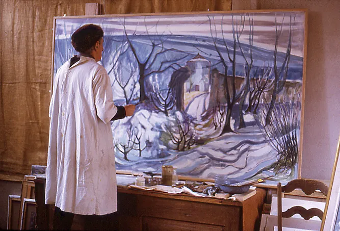Photo d'André Patte en train de peindre dans son atelier