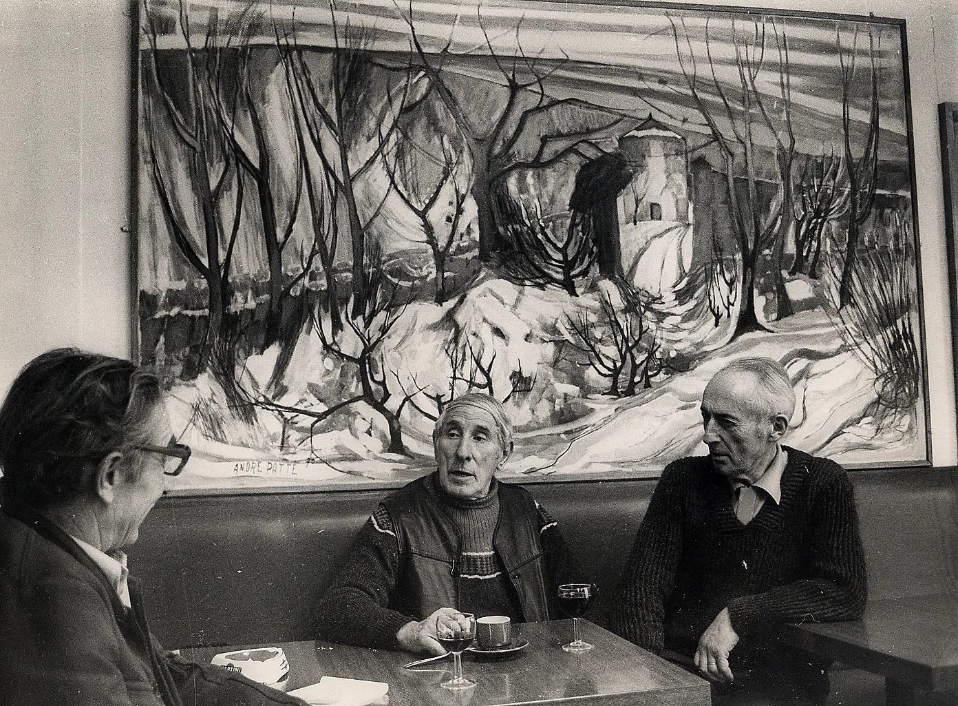 André Patte avec deux amis au café de Corcelle les Monts